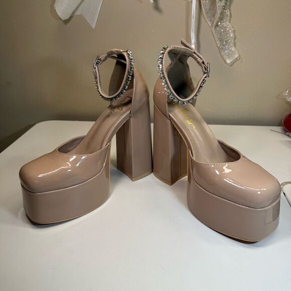 Lulus  - Picture 9 of 11